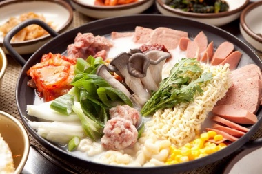 控磚窯-火鍋4人套餐-$2500+10%服務費(需三天前預約)