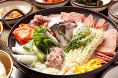 控土窯-火鍋8人套餐-$4200+10%服務費(需三天前預約)